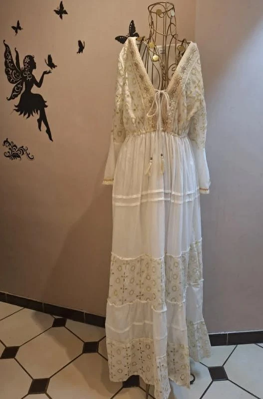 Robe longue blanche en coton & broderies dorées